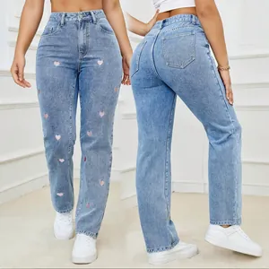 Eleganti jeans a gamba dritta a vita alta con ricamo a cuore rosa e lavaggio blu chiaro.