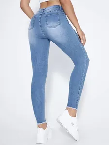 Detailansicht der blauen Skinny-Stretch-Jeans für Damen mit Passform hinten und Saum