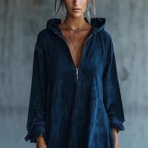 Abito elegante largo blu scuro con cappuccio e mezze maniche con nappe e zip in morbido camoscio