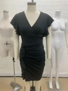 Vista detallada del elegante vestido negro con cuello en V y mangas con volantes