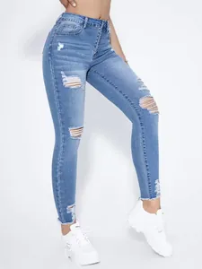 Vollansicht der blauen Ripped-Skinny-Jeans am Modell mit weißen Plateau-Sneakern