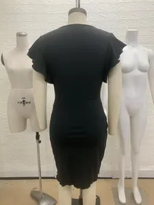 Vista posterior detallada del vestido ajustado negro con cuello en V y volantes.