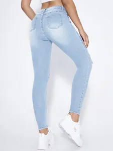 Stylische Rückansicht der hellblauen Ripped Skinny Jeans für Damen mit Fransenensaum