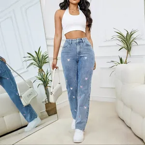 Jeans azzurri a vita alta e gamba dritta con elegante ricamo a cuore rosa per donna