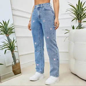 Jeans a vita alta in denim blu da donna con ricami a cuore rosa e vestibilità a gamba dritta.