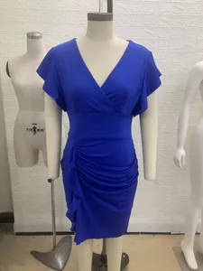 Elegante vestido ajustado con cuello en V, mangas con volantes y falda plisada suave.