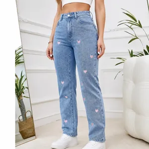 Jeans dritti a vita alta azzurro chiaro da donna con graziosi ricami a cuore rosa