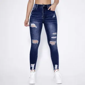 Dunkelblaue eng geschnittene Stretch-Damenjeans mit Rissen und starkem Wascheffekt