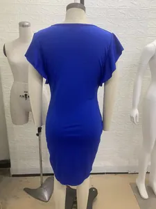 Vista trasera de un elegante vestido ajustado azul real con volantes en un maniquí profesional