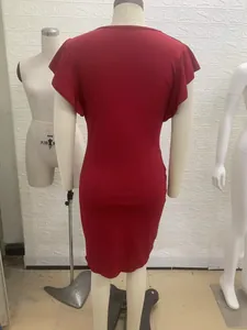 Vista posterior detallada de un vestido burdeos con cuello en V y elegantes mangas de volante