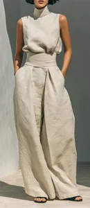 Dettaglio completo di un elegante set in cotone e lino beige con top senza maniche e pantaloni