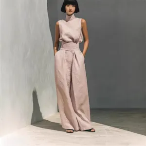 Elegante completo estivo in lino con top senza maniche e pantaloni larghi a vita alta