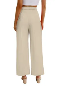 Vista trasera de un elegante pantalón beige de talle alto y pierna ancha para mujer.