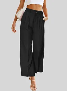Vista detallada de pantalones negros de pernera ancha y cintura alta con botón y bolsillos