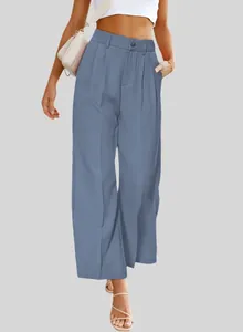 Vista detallada de pantalones de vestir de pierna ancha azul empolvado de talle alto con botón