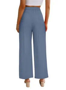 Vista trasera detallada de pantalones azules de pierna ancha y cintura alta