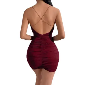 Robe mini froncée bordeaux avec bretelles chaîne dorées croisées dans le dos