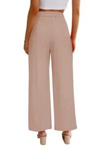 Vista posterior de pantalones de vestir rosa de talle alto y pernera ancha para mujer, caída suave