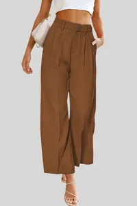 Detalle de pantalones elegantes marrones de talle alto y pernera ancha con bolsillos