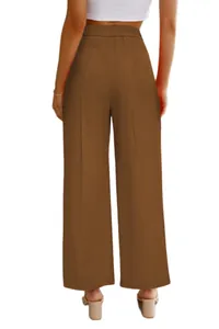 Vista trasera de pantalones de vestir marrones de talle alto y pernera ancha para mujer chic