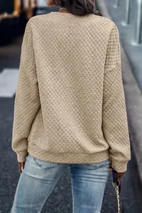 Vista trasera de sudadera acolchada caqui de manga larga con textura de diamante
