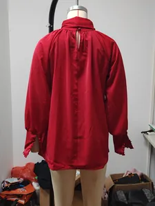 Detailgetreue Rückansicht einer roten Bluse mit Stehkragen und eleganten Ballonärmeln