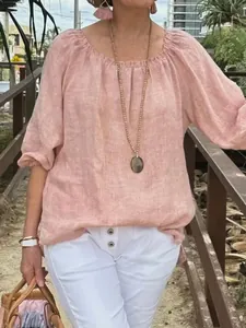 Detailansicht einer rosa Bluse aus Leinenmischung mit Rundhalsausschnitt und Puffärmeln