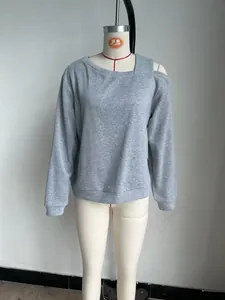 Detailansicht des grauen Damen-Sweatshirts mit schulterfreiem Design und Fleece