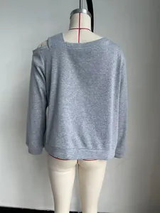 Rückansicht eines grauen, schulterfreien Langarm-Sweatshirts an einer Schaufensterpuppe