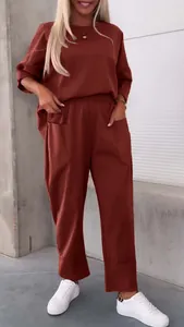 Stilvolles ziegelrotes Set für Damen mit Rundhalsausschnitt, Langarm-Oberteil und Hose