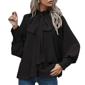 Elegante schwarze Schluppenbluse mit hohem Rüschenkragen und langen Puffärmeln