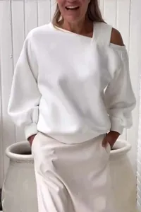 Detaillierte Ansicht eines weißen Off-Shoulder-Sweatshirts mit Cut-Out-Ausschnitt