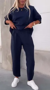 Detailansicht eines dunkelblauen einfarbigen Sweatshirt- und Taschenhosen-Sets für Damen.