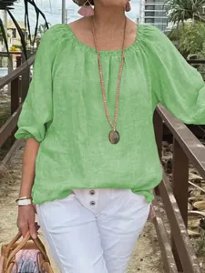 Detailansicht einer hellgrünen Baumwoll-Leinen-Bluse für Damen mit Rundhalsausschnitt.