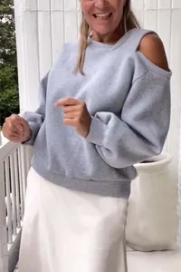 Lässiges hellgraues Damen-Sweatshirt mit freien Schultern, langen Ärmeln und Fleece-Futter