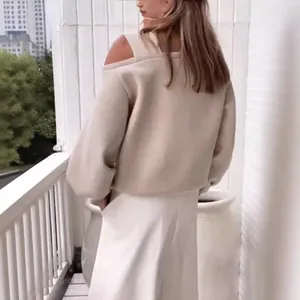 Lässiges, schulterfreies Damen-Langarm-Sweatshirt in Beige für den Herbst und Winter