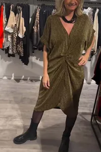 Detailansicht eines goldenen V-Ausschnitt Midikleids mit elegantem Knotendetail an der Taille