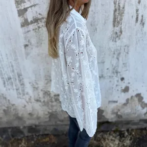 Elegante weiße bestickte Baumwoll-Leinen-Bluse für Damen mit schicker Lochstickerei