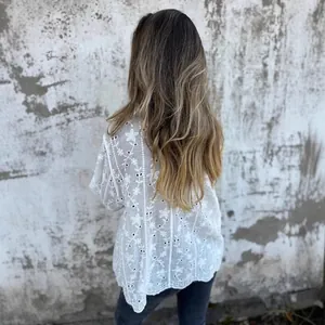 Weiße bestickte Baumwoll-Leinen-Bluse für Damen mit süßem floralem Lochmuster-Design