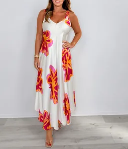 Detailansicht eines eleganten V-Ausschnitt-Maxikleids mit Blumenprint und Satin-Finish
