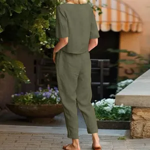 Vista posteriore di un completo verde in cotone e lino con top a maniche corte