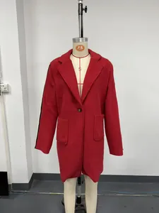 Dettaglio di un cappotto in pile rosso con maniche a contrasto e strisce laterali.