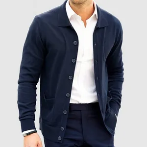Detailansicht eines dunkelblauen Herren-Strick-Cardigans mit Reverskragen und Knopfleiste