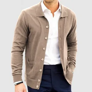 Nahaufnahme einer Herren-Strickjacke mit Revers, Einreiher-Knöpfen und weicher Stoffstruktur