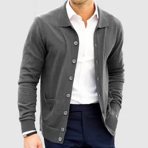Stilvolle graue Herren-Strickjacke mit Polokragen und einreihigem Knopfdesign für Herren.