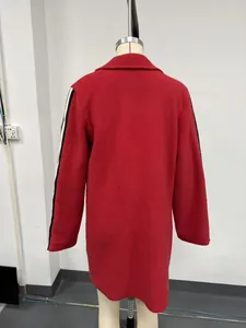 Vista posteriore di cardigan in lana d'agnello rossa con strisce laterali a contrasto