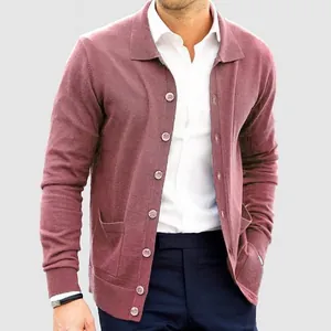 Detail eines herren strick-cardigans in altrosa mit klassischem revers und knopfleiste.