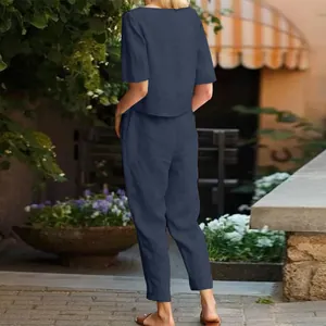 Vista posteriore di un set estivo da donna in cotone e lino blu navy a due pezzi