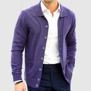 Detailansicht der eleganten lila Herren-Strickjacke mit klassischer Knopfleiste