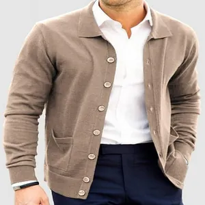 Hochwertige Herren Strickjacke mit Revers in Braun und einreihigem Knopfdesign für Männer